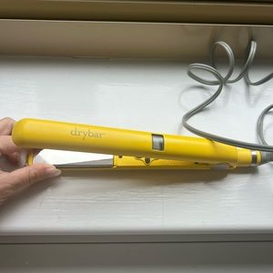 Dry bar straightener in mint condition